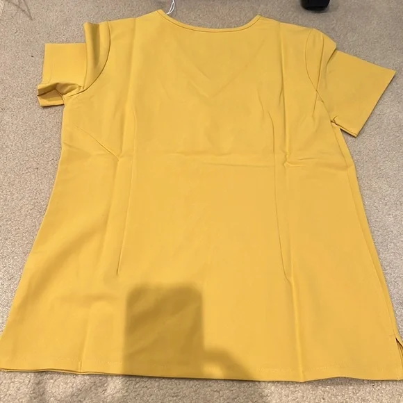 FIGS Scrub Set Catarina Top/ Zamora Jogger Light Gold - Picture 8 of 11